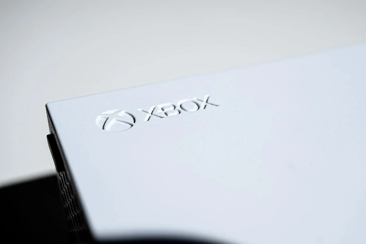 Lähikuva Xbox-logosta valkoisella taustalla.