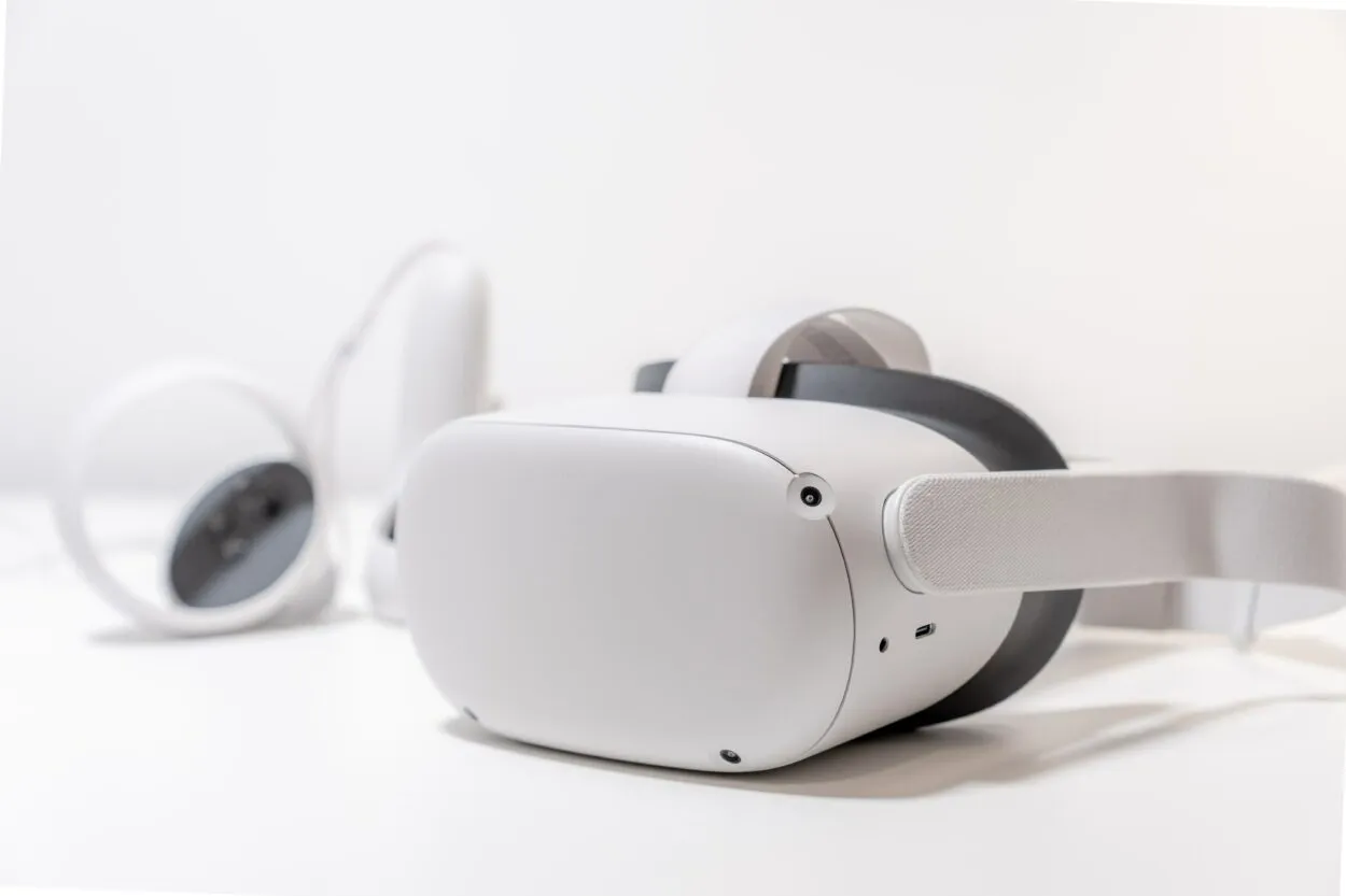 Oculus-kuulokkeet ja niiden kaksi ohjainta