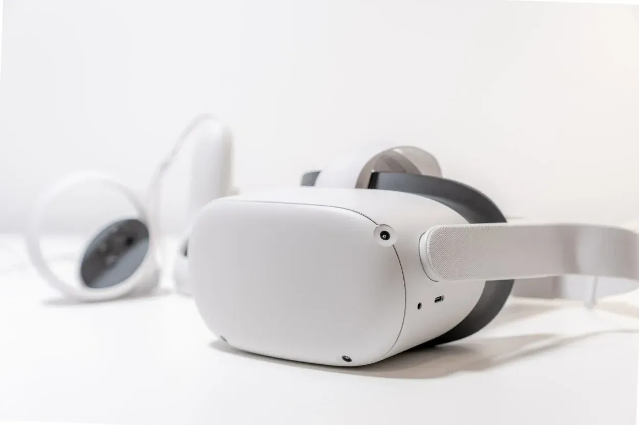 Oculus-kuulokkeet ja niiden kaksi ohjainta.