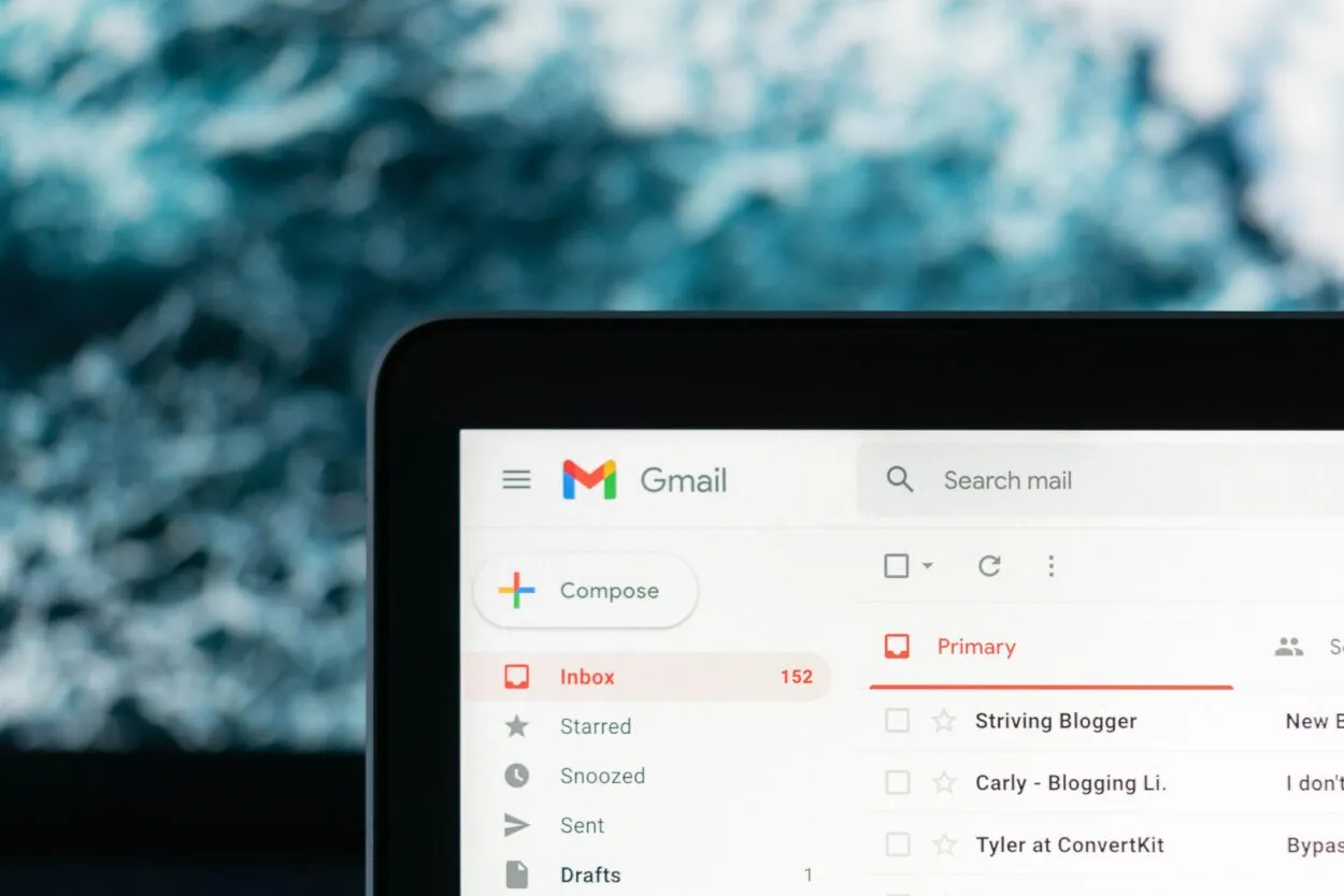 kannettavan tietokoneen näyttö, jossa näkyy Gmailin saapuneet postilaatikot.