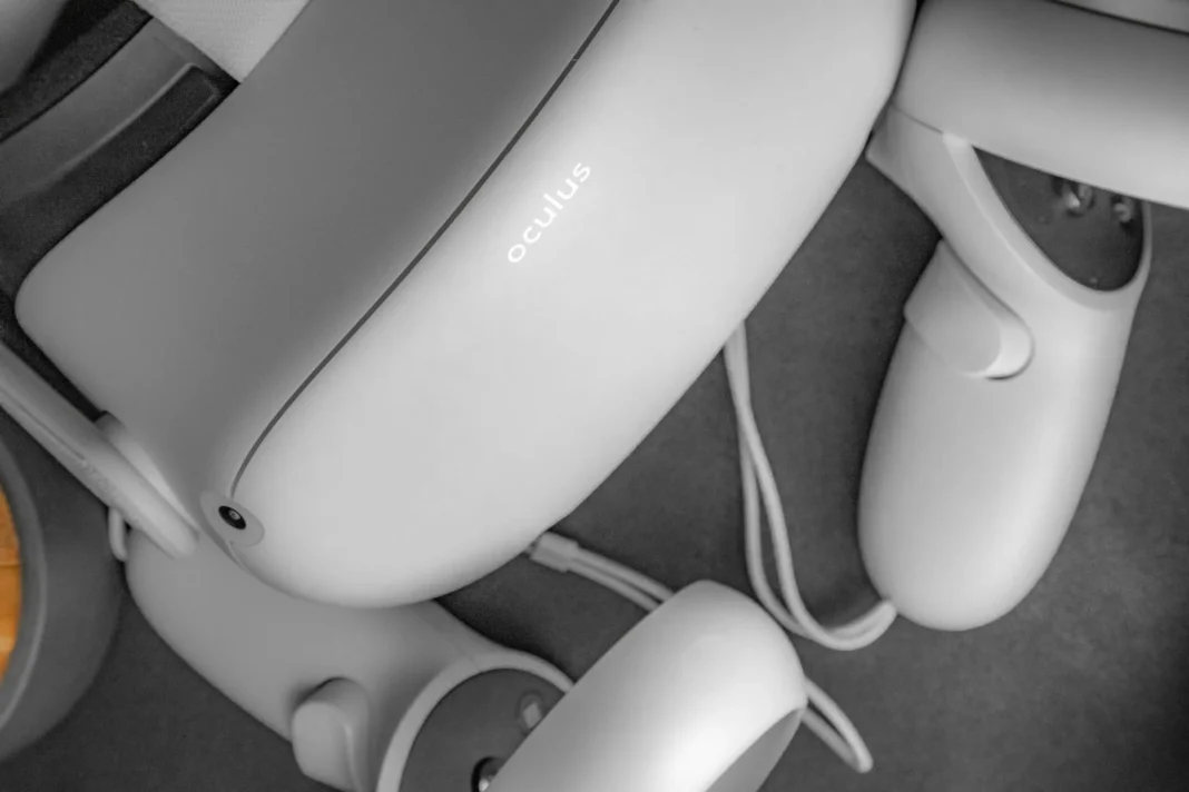 Valkoisen värinen Oculus-kuulokemikrofoni asetettuna kaukosäätimien kanssa