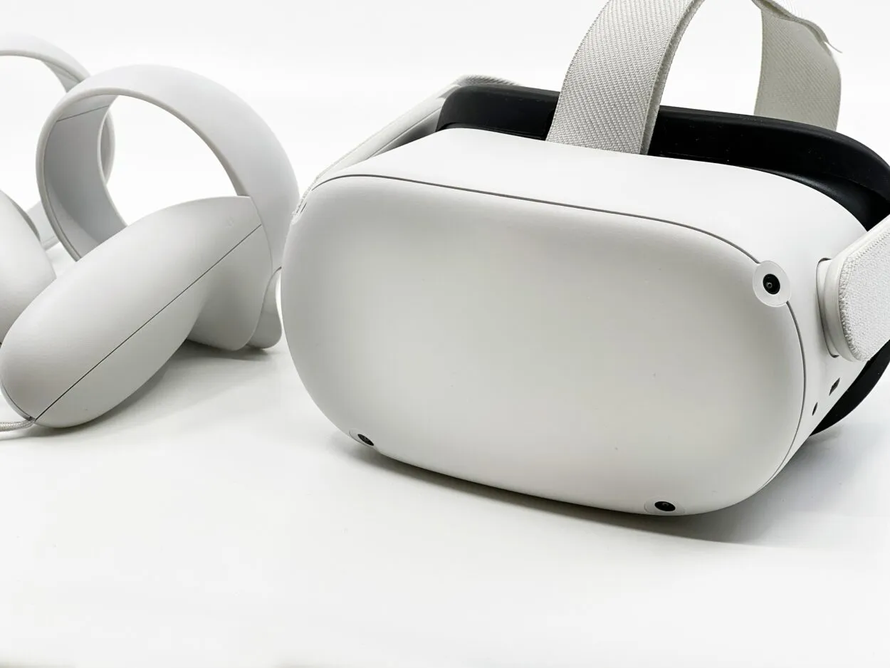 Oculus τοποθετημένο με τα χειριστήρια του σε λευκή επιφάνεια