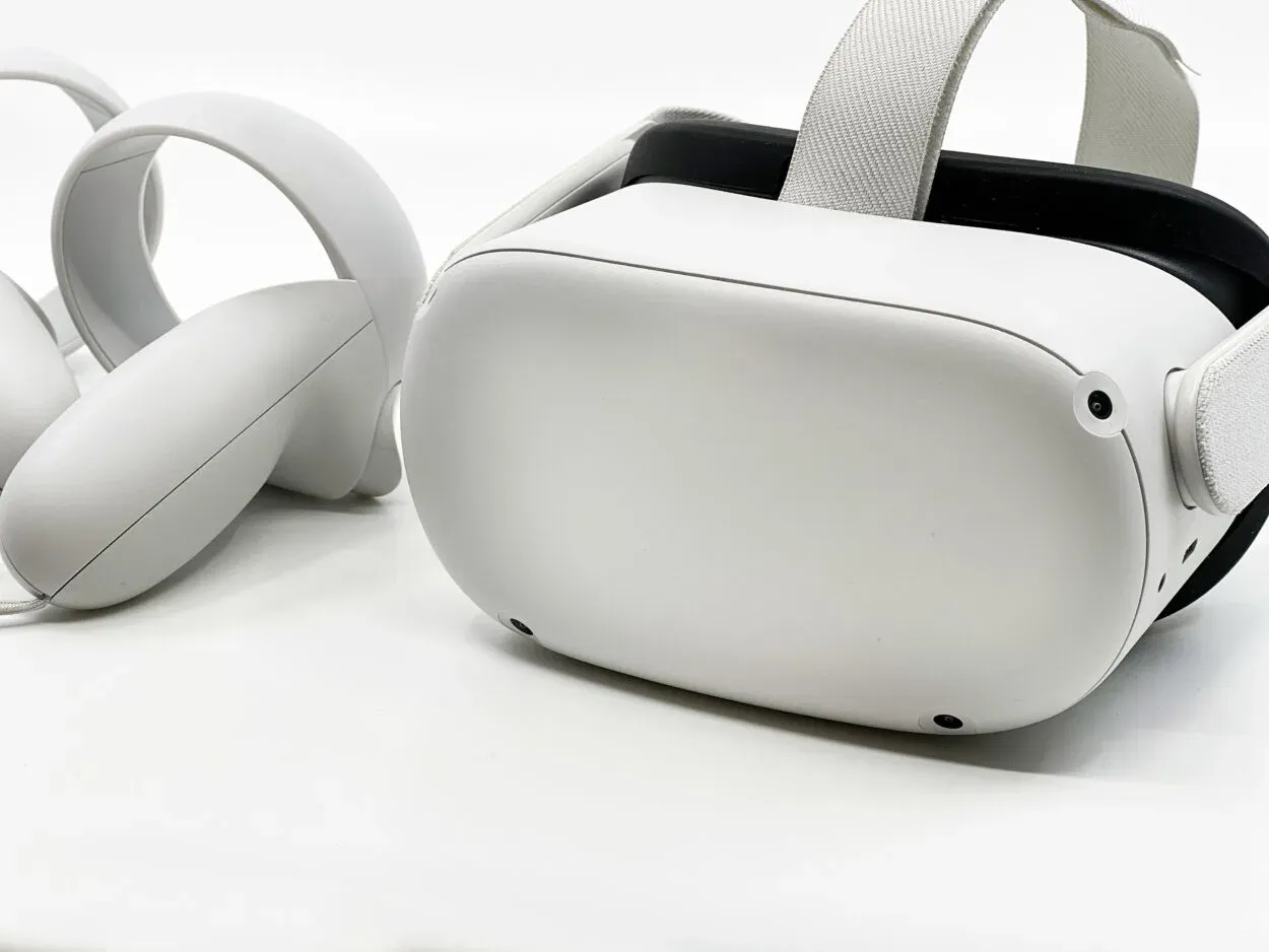 Oculus mit seinen Controllern auf einer weißen Oberfläche platziert