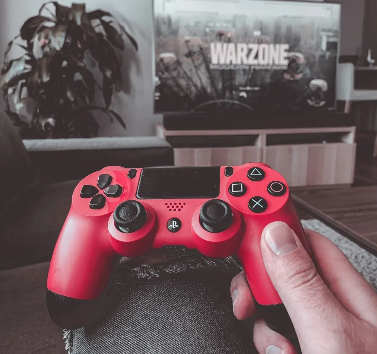 Granie na PS4 z kontrolerem w kolorze czerwonym.