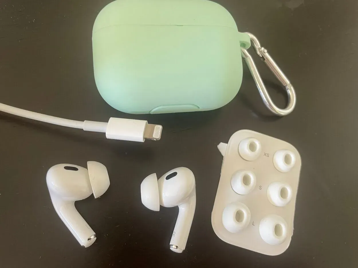 Słuchawki Airpods Pro z etui, dodatkowymi rozmiarami dopasowania do uszu i ładowarką Lightening.