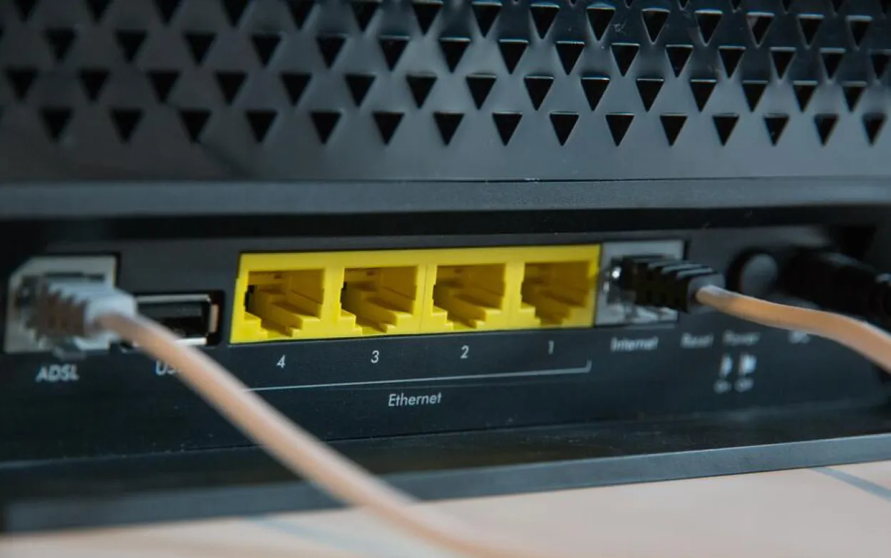 Modeemin takapuoli, jossa on kaikki Ethernet-portit ja muut verkkoon liittyvät portit.