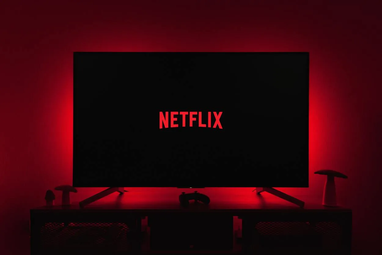 Televisio, jossa on Netflix ja punainen taustavalo pimeässä huoneessa