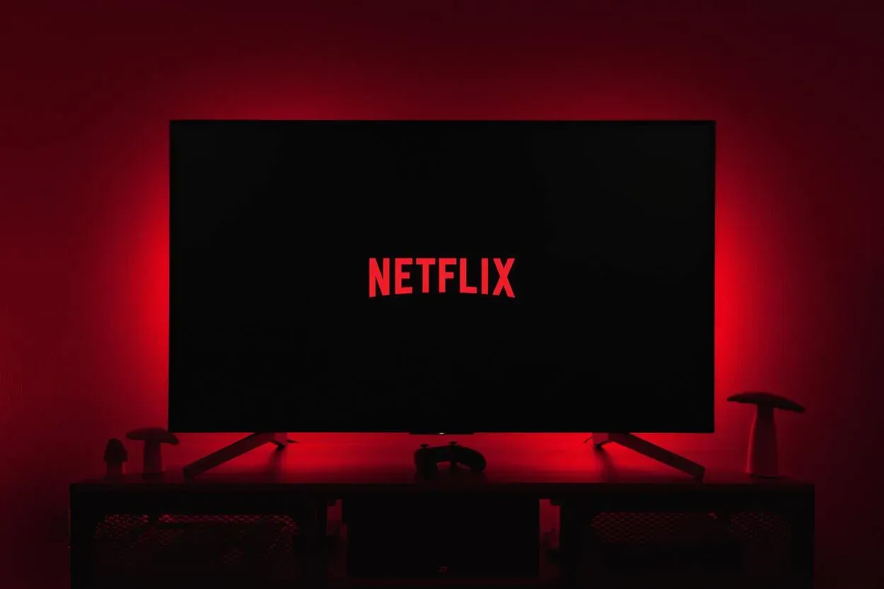 Televisio, jossa on Netflix ja punainen taustavalo pimeässä huoneessa.