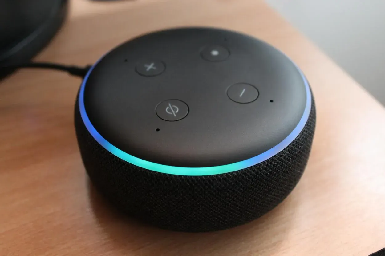 Amazon Echo dot kytkettynä ja käyttövalmiina.