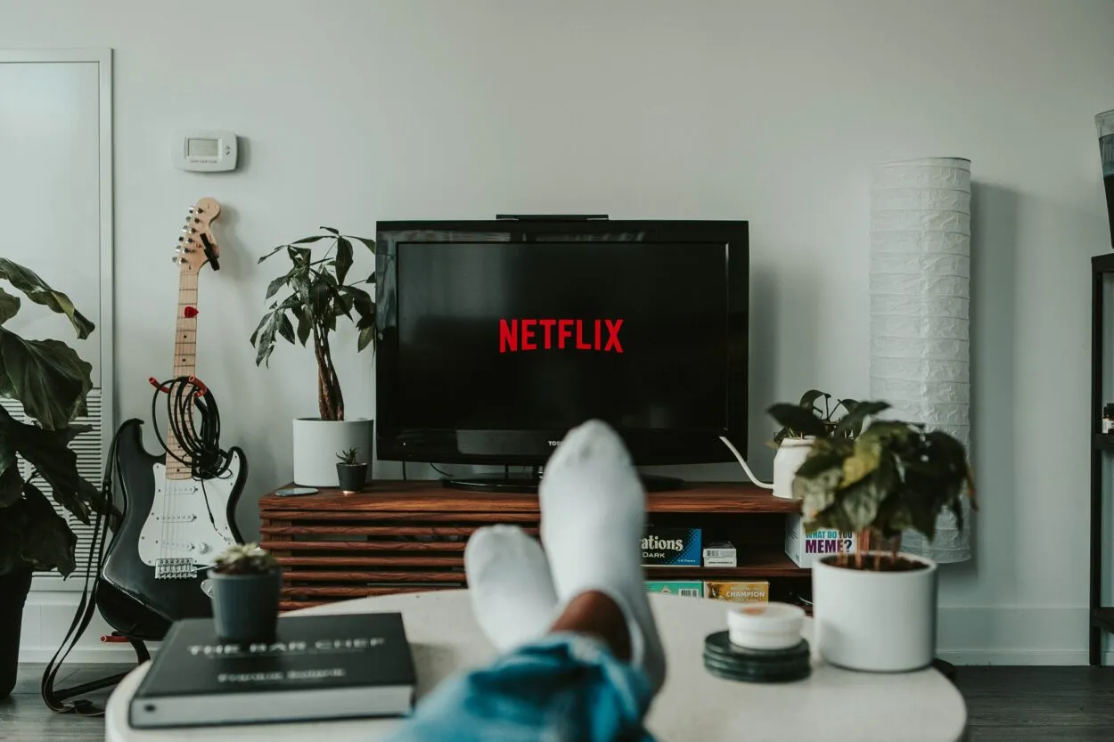 Televisio, jossa näkyy Netflix ja mies, jolla on valkoiset sukat päällä