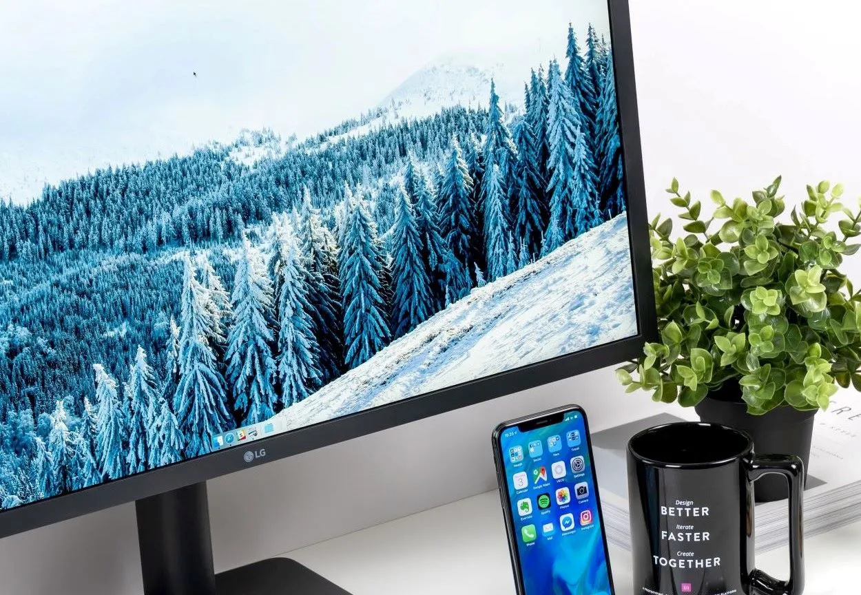 LG flat-screen bezel-less Monitor