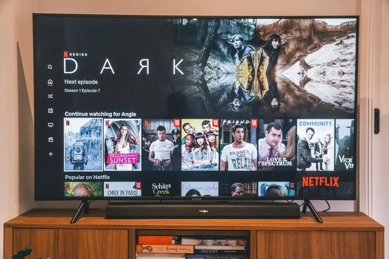 Samsung TV, jossa on äänipalkki ja jossa toistetaan Netflixiä