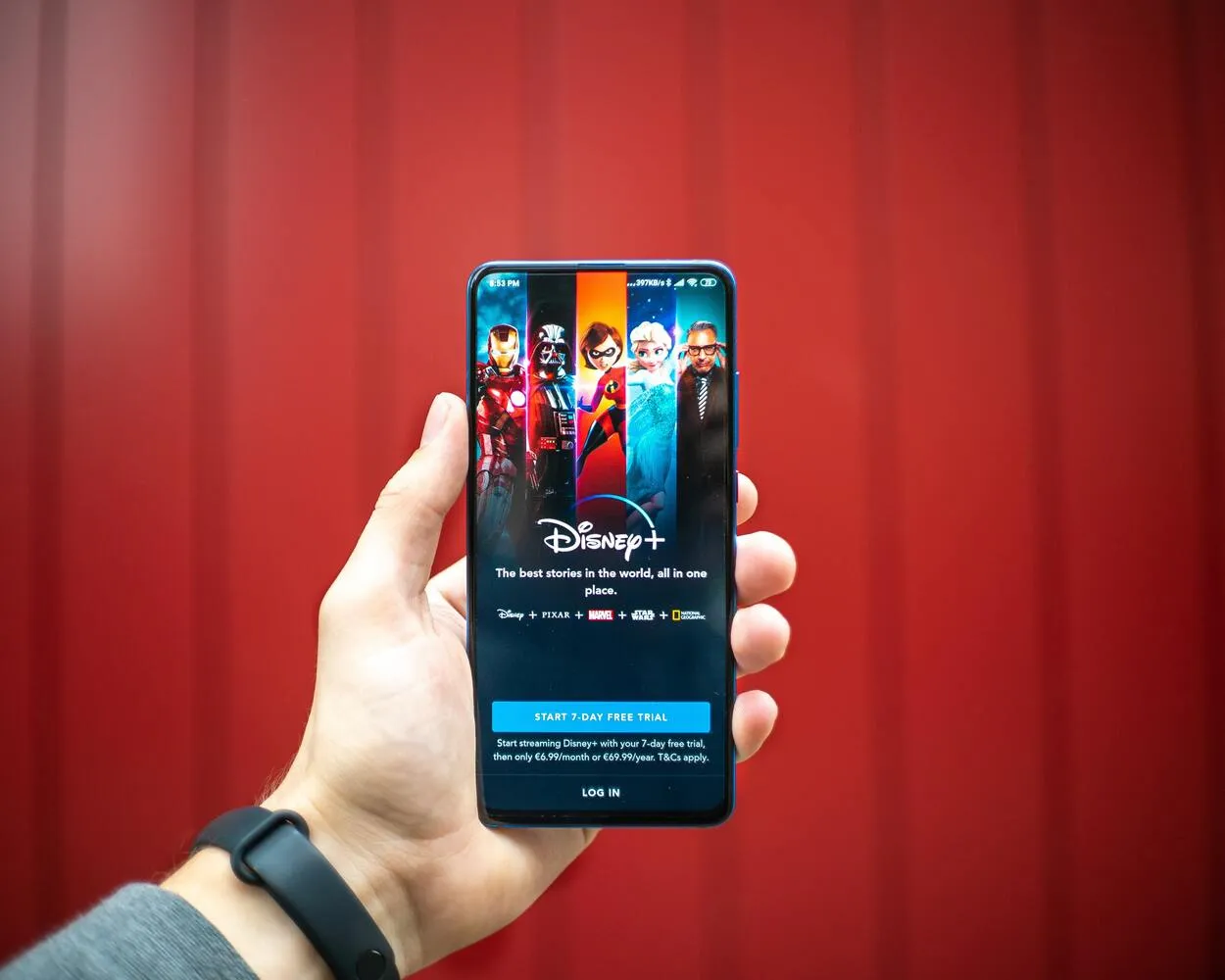 Aplikacja Disney+ w telefonie do swobodnego oglądania
