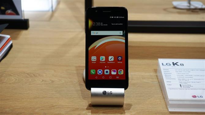 LG K8 (2018) manos en revisión