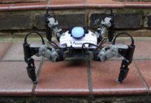 Mekamon AR bojuje robot recenze