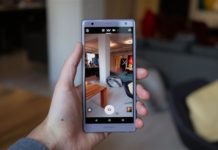 Sony Xperia XZ2 předává recenzi